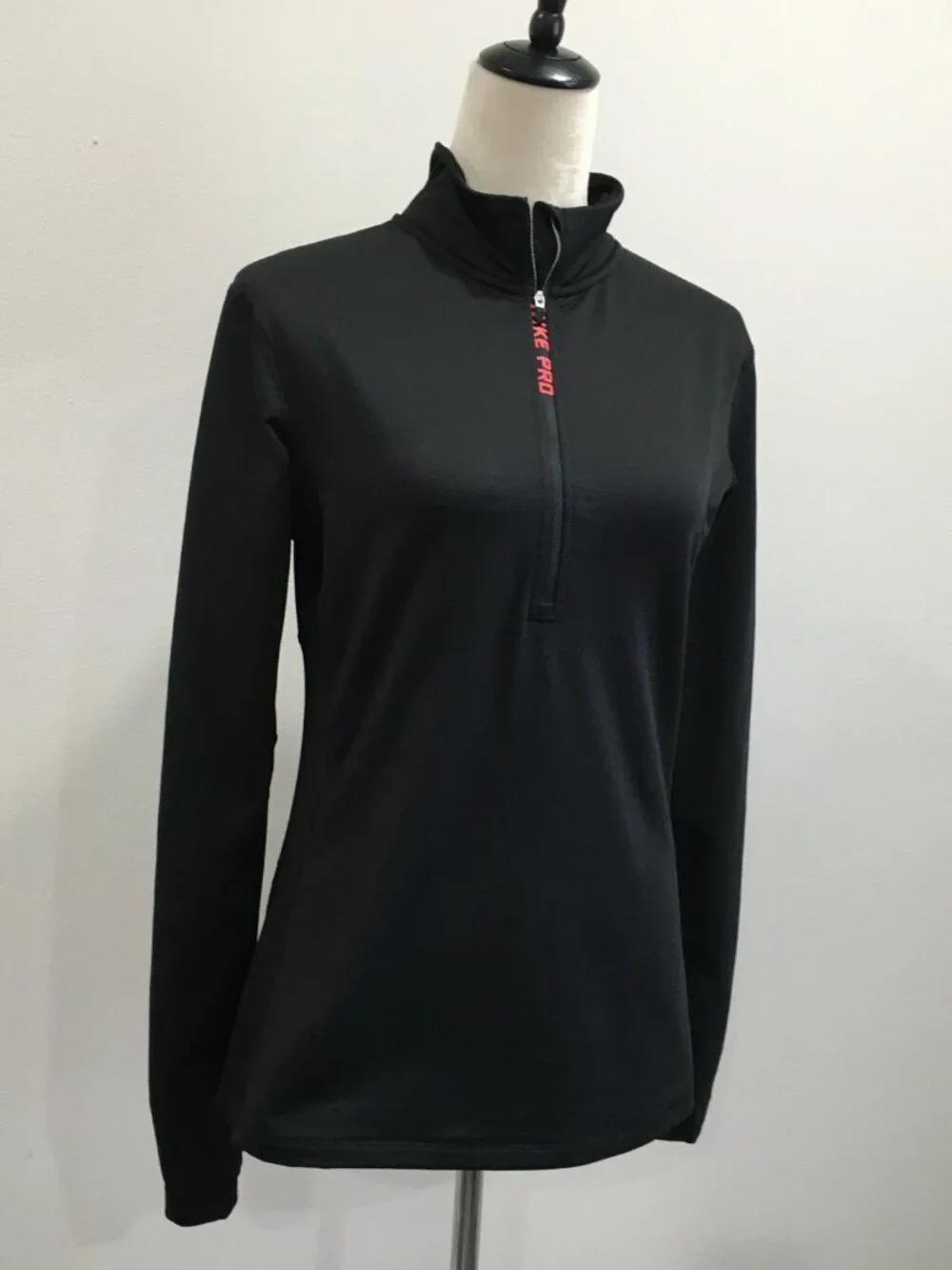 NIKE PRO Fitted HYPERWARM Moisture Wick Lightweight Thumbholes Pullover Shirt